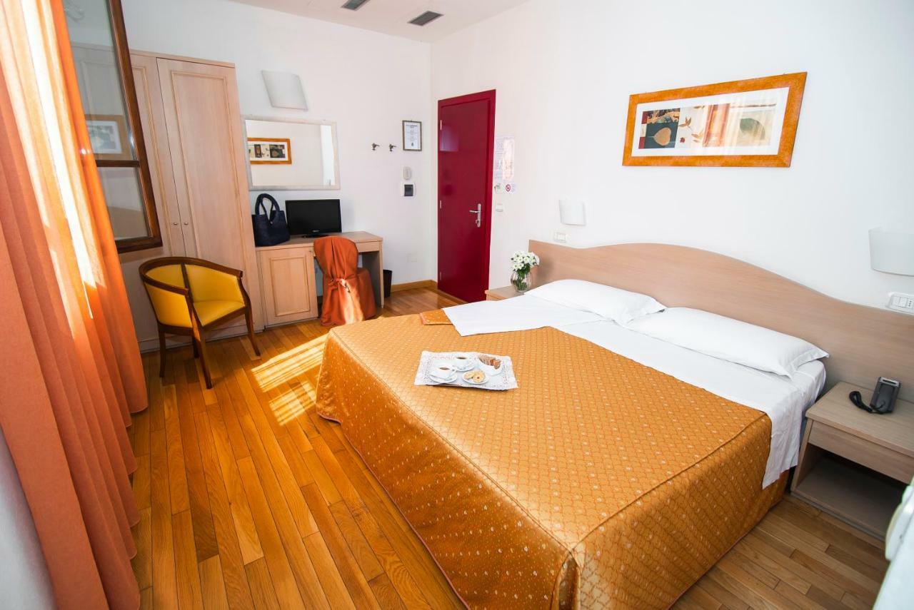 Hotel La Colonna Сиена Екстериор снимка
