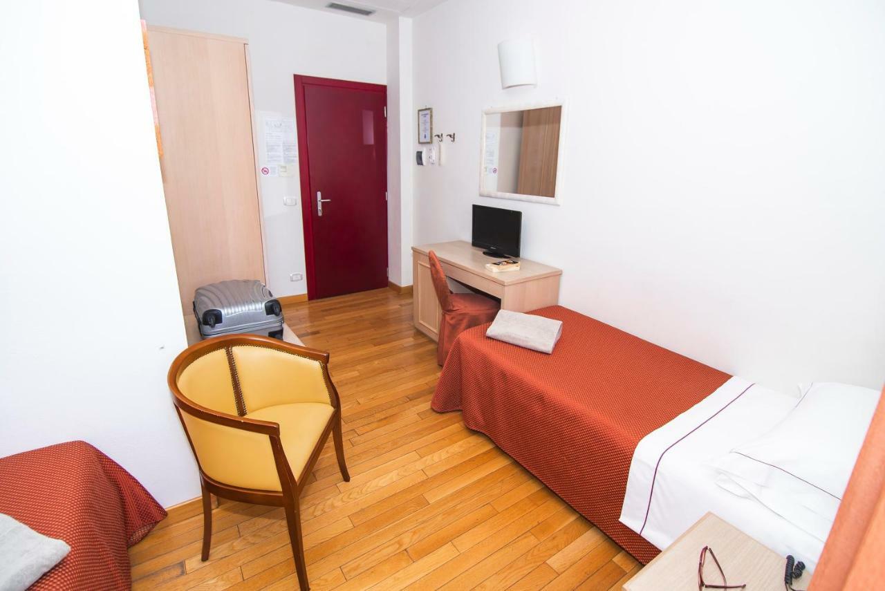 Hotel La Colonna Сиена Екстериор снимка